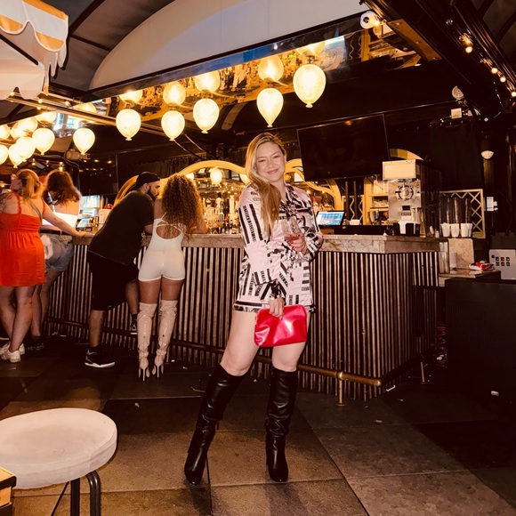 Meet your Posher, Shiela - Picture 1 of 1